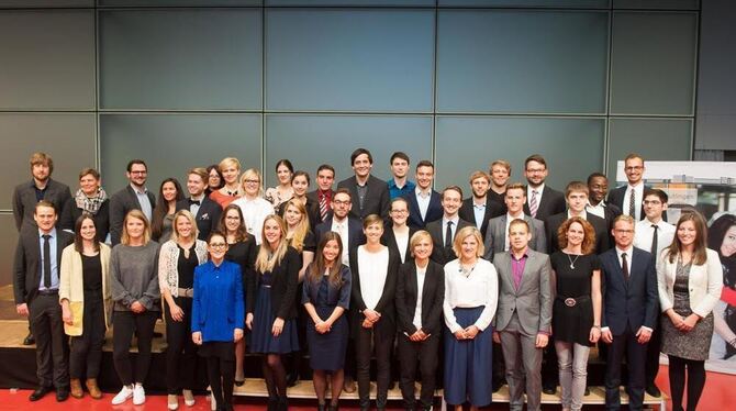 Gruppenbild der schlauen Köpfe: Die Semesterbesten bei der Absolventenverabschiedung. FOTO: HOCHSCHULE Gruppenbild der schlauen Köpfe: Die Semesterbesten bei der Absolventenverabschiedung. FOTO: HOCHSCHULE