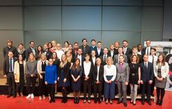 Gruppenbild der schlauen Köpfe: Die Semesterbesten  bei der Absolventenverabschiedung. FOTO: HOCHSCHULE