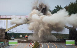 Die Fußgängerbrücke «Rotes Steigle» über der Autobahn A8 bei Sindelfingen wurde gesprengt.