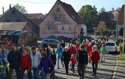 Mehr als 100 Wanderlustige machten sich gestern Vormittag auf die erste Tour rund um Holzelfingen auf dem neuen  Jubiläumsweg de