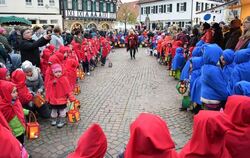 Invasion der Zwerge: Die Pfullinger Kindergärten setzen beim Wintermärchen den bunten Farbtupfer. FOTO: HOMOLKA