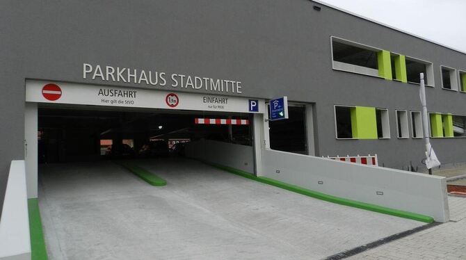 Ein Hingucker: Mit seinen grünen Elementen ist das Parkhaus Stadtmitte nicht zu übersehen. GEA-FOTO: STEEN Ein Hingucker: Mit seinen grünen Elementen ist das Parkhaus Stadtmitte nicht zu übersehen. GEA-FOTO: STEEN