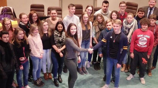 Michelle Grigoruk und Edwin Rausch geben sich symbolisch für die abtretenden und die neuen Jugendgemeinderäte die Hände. FOTO: V