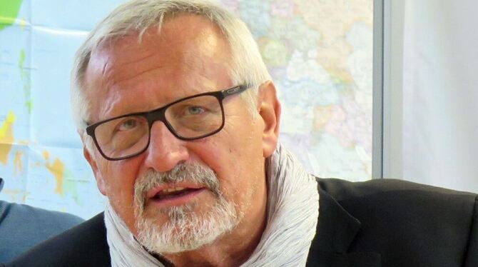 Konstantin Wecker hat viele Geschichten zu erzählen. Konstantin Wecker hat viele Geschichten zu erzählen.