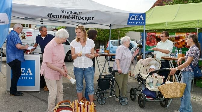 Alle Generationen beim Lokaltermin am GEA-Stand: Zum Thema Wochenmarkt hatten viele Besucher etwas zu sagen. Auch Bürgermeister Alle Generationen beim Lokaltermin am GEA-Stand: Zum Thema Wochenmarkt hatten viele Besucher etwas zu sagen. Auch Bürgermeister