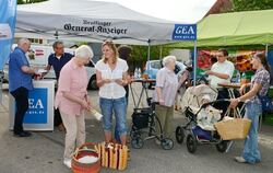 Alle Generationen beim Lokaltermin  am GEA-Stand: Zum Thema Wochenmarkt hatten viele Besucher etwas zu sagen. Auch Bürgermeister