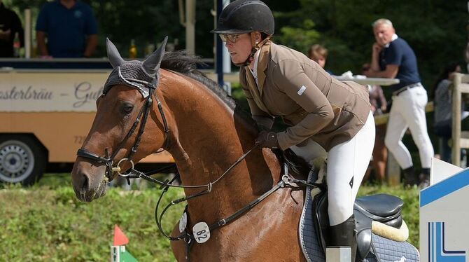 Die Ehestetterin Marina Tress gewann in Pfullingen erneut ein M-Springen. FOTO: BAUR Die Ehestetterin Marina Tress gewann in Pfullingen erneut ein M-Springen. FOTO: BAUR