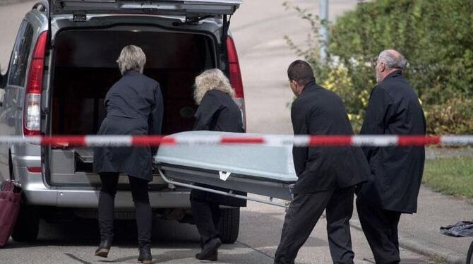 Ein Sarg wird nach dem Familiendrama in Villingendorf in einen Leichenwagen gehoben. Foto: Marijan Murat Ein Sarg wird nach dem Familiendrama in Villingendorf in einen Leichenwagen gehoben. Foto: Marijan Murat