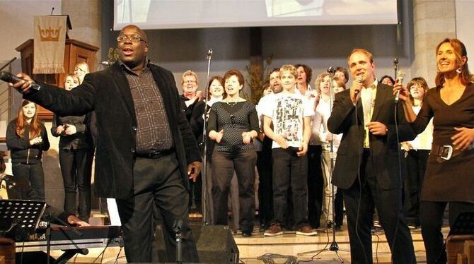 Bezog auch das Publikum mit ein: Lead-Sänger Junior Robinson, unterstützt von Andy Doncic (links), Leiter der Gospel-Company Bie Bezog auch das Publikum mit ein: Lead-Sänger Junior Robinson, unterstützt von Andy Doncic (links), Leiter der Gospel-Company Bie