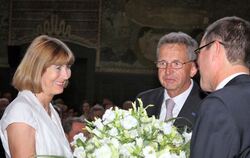 Blumen für Lieselotte Wundt an der Seite ihres Mannes Hermann Wundt. RWT-Mitgeschäftsführer Stefan Götz hatte sie überreicht.  F