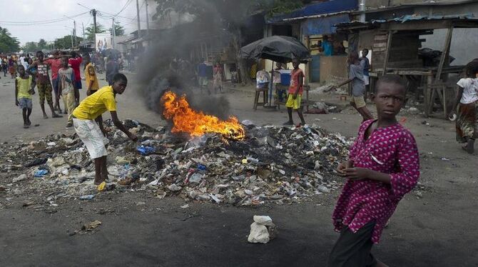 Straßenprotest von Anhängern des Oppositionsführers Ouattara: Die Situation in der Elfenbeinküste spitzt sich zu. ARCHIVFOTO: DP Straßenprotest von Anhängern des Oppositionsführers Ouattara: Die Situation in der Elfenbeinküste spitzt sich zu. ARCHIVFOTO: DP