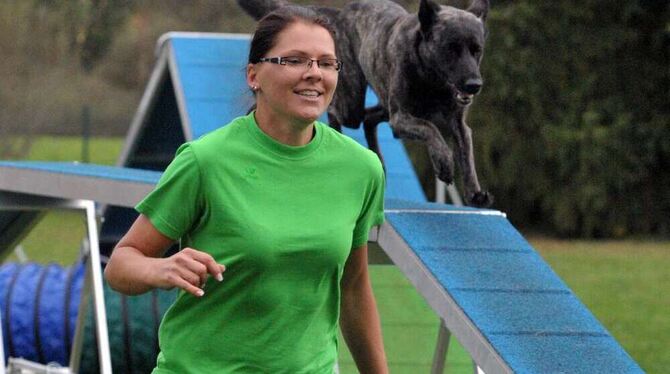 Tanja Sinner und ihre Hündin sind ein Team, das sich den Deutschen Meistertitel in der Disziplin »Agility« erkämpfte. FOTO: THOM Tanja Sinner und ihre Hündin sind ein Team, das sich den Deutschen Meistertitel in der Disziplin »Agility« erkämpfte. FOTO: THOM