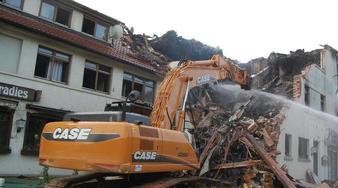 Noch am Montagabend vermutete die Feuerwehr Glutnester in dem ausgebrannten Haus, das nicht betreten werden konnte: Aus Sicherhe