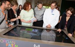 Einsichten am Touchscreen: (von links) Ali Temur, Dr. Marita Völker-Alber und Professorin Elisabeth Pott (alle von der Bundeszen
