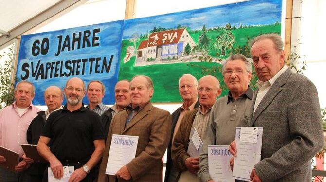Der SV Apfelstetten bedankte sich im Jubiläumsjahr bei Gründungsmitgliedern und anderen treuen Vereinskameraden. FOTO: KÖPER Der SV Apfelstetten bedankte sich im Jubiläumsjahr bei Gründungsmitgliedern und anderen treuen Vereinskameraden. FOTO: KÖPER