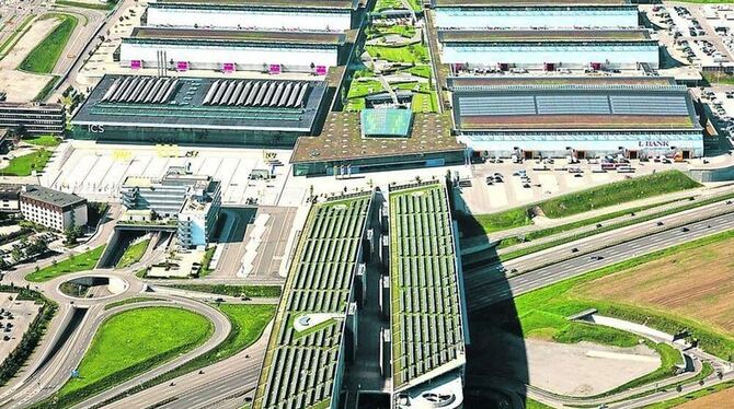 Luftbild der Messe Stuttgart auf den Fildern: Markantes Wahrzeichen ist das Bosch-Parkhaus über der Autobahn A8 (unten Mitte). D Luftbild der Messe Stuttgart auf den Fildern: Markantes Wahrzeichen ist das Bosch-Parkhaus über der Autobahn A8 (unten Mitte). D