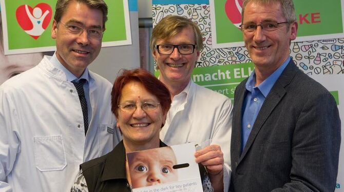 Glücklich über die Micro-Schlucksonde (von links): Professor Christian Schlensak (UKT), Anneliese Andler (ELHKE), Professor Mich Glücklich über die Micro-Schlucksonde (von links): Professor Christian Schlensak (UKT), Anneliese Andler (ELHKE), Professor Mich