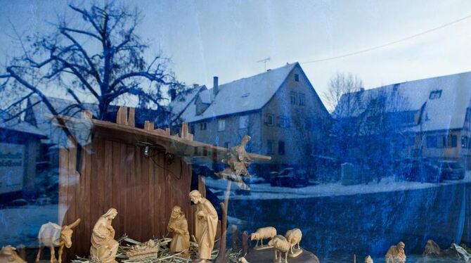 Bei Elektro Brendel stehen die Krippenfiguren scheinbar In der Gass neben der Kreuzung zu Dorfstraße, Neuer Steige und Im Gässle. Die Schaufensterspiegelung machts möglich. FOTO: SCHREIER Bei Elektro Brendel stehen die Krippenfiguren scheinbar In der Gass neben der Kreuzung zu Dorfstraße, Neuer Steige und Im Gässle. Die Schaufensterspiegelung machts möglich. FOTO: SCHREIER