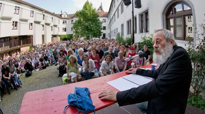 Harry Rowohlt brauchte nicht viel, um sein Publikum im Innenhof des Wilhelmstifts zum Lachen zu bringen. Harry Rowohlt brauchte nicht viel, um sein Publikum im Innenhof des Wilhelmstifts zum Lachen zu bringen.