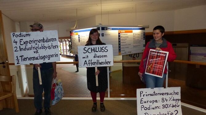 Protest vor der Diskussion über Tiernutzung an der Uni Tübingen. FOTO: WEBER Protest vor der Diskussion über Tiernutzung an der Uni Tübingen. FOTO: WEBER