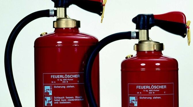 Moderne Feuerlöscher wie diese gibt es in Urlaubsdomizilen nicht immer. FOTO: PR