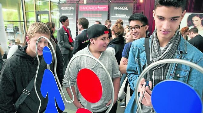Mit Spaß zur Berufsinformation: Am Zeltwanger-Stand können Schüler testen, ob sie eine ruhige Hand haben. FOTO : SCHREIER Mit Spaß zur Berufsinformation: Am Zeltwanger-Stand können Schüler testen, ob sie eine ruhige Hand haben. FOTO : SCHREIER