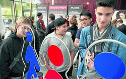 Mit Spaß zur Berufsinformation: Am Zeltwanger-Stand können Schüler testen, ob sie eine ruhige Hand haben.  FOTO : SCHREIER
