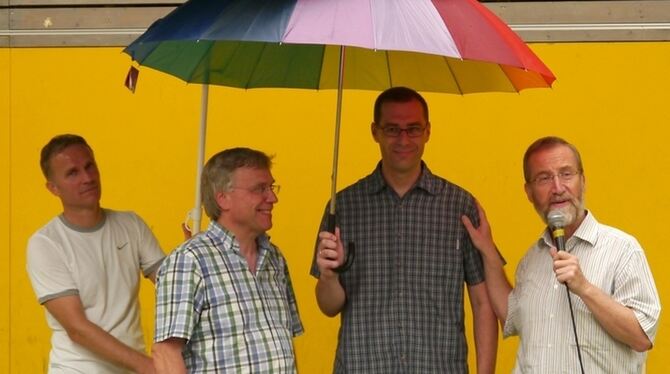 Bereits Ende Juli übergab Martin Kuhn den bunten »Schulschirm« an seine beiden Nachfolger Stefan Creuzberger und Eberhard Stäble Bereits Ende Juli übergab Martin Kuhn den bunten »Schulschirm« an seine beiden Nachfolger Stefan Creuzberger und Eberhard Stäble