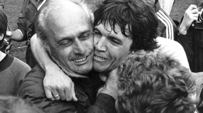 Bayerns Meistertrainer Udo Lattek und sein Leitwolf Lothar Matthäus jubeln über den Titelgewinn. FOTOS: IMAGO Bayerns Meistertrainer Udo Lattek und sein Leitwolf Lothar Matthäus jubeln über den Titelgewinn. FOTOS: IMAGO