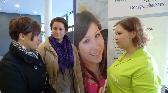 Vera Schweikert (links) informiert sich mit ihrer Schwester Julia bei Antonia Breuling über die Ausbildung zur Altenpflegerin. Vera Schweikert (links) informiert sich mit ihrer Schwester Julia bei Antonia Breuling über die Ausbildung zur Altenpflegerin.