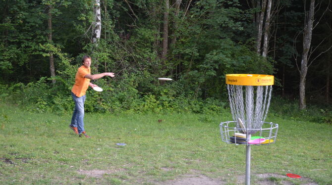 War das ein guter Wurf? Uwe Moßig vom Discgolfclub Achalm spielt sich am Übungskorb ein, bevor er mit seinem Team den Kurs auf d