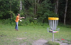 War das ein guter Wurf? Uwe Moßig vom Discgolfclub Achalm spielt sich am Übungskorb ein, bevor er mit seinem Team den Kurs auf d