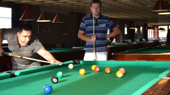 Spielen sich schon mal warm fürs Turnier: Mazi Shahverdi (links) und Denis Dimster vom Billardsportverein Pfullingen. FOTO: HOMO
