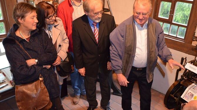 Dieter Schumacher (rechts) erläuterte Bürgermeister Rudolf Heß (neben ihm) und Gemeinderäten wie Sigrid Godbillon, Christina Bau Dieter Schumacher (rechts) erläuterte Bürgermeister Rudolf Heß (neben ihm) und Gemeinderäten wie Sigrid Godbillon, Christina Bau