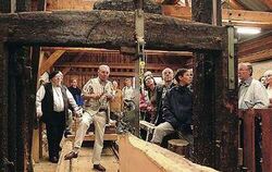 Andrang in der Wegst'schen Mühle: Besucher staunen über die 150 Jahre alte Wasser betriebene Säge. FOTO: TRINKHAUS