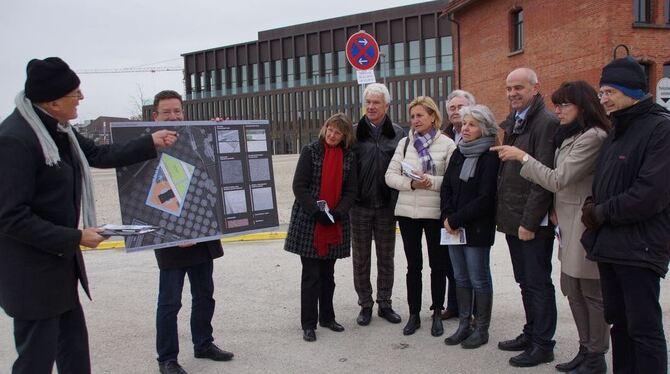 Hans Kienle (links) vom Planungsbüro erläutert den Gemeinderäten die Gestaltung des Kulturplatzes an Ort und Stelle. FOTO: REY Hans Kienle (links) vom Planungsbüro erläutert den Gemeinderäten die Gestaltung des Kulturplatzes an Ort und Stelle. FOTO: REY