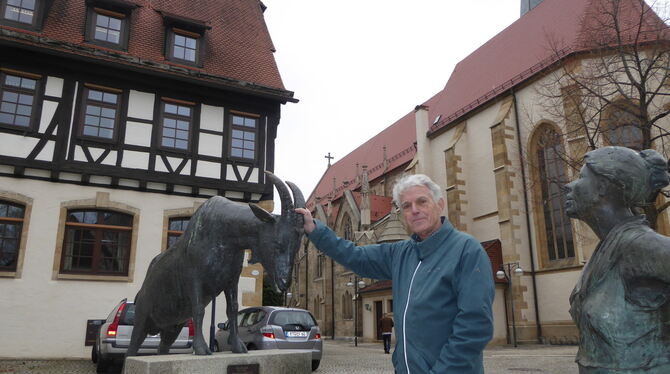 Albrecht Arnold, Leiter des Dettinger Heimatmuseums, mit den Skulpturen zwischen Rathaus und Stiftskirche. FOTO: BERNKLAU Albrecht Arnold, Leiter des Dettinger Heimatmuseums, mit den Skulpturen zwischen Rathaus und Stiftskirche. FOTO: BERNKLAU