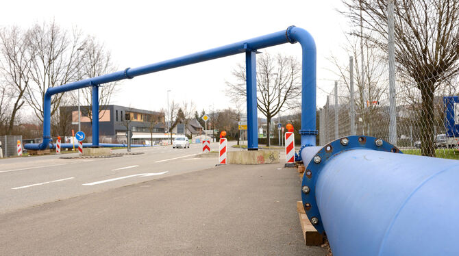 Die Umleitung des Abwassers im Ermstal musste wegen des ergiebigen Regens erneut verschoben werden. Doch die Rohre liegen parat. Die Umleitung des Abwassers im Ermstal musste wegen des ergiebigen Regens erneut verschoben werden. Doch die Rohre liegen parat.