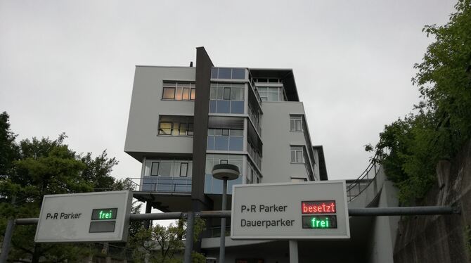 Ob es im Parkhaus Degerloch Albstraße noch freie Plätze gibt, lässt sich jetzt schon von daheim aus prüfen.  FOTO: GISEL