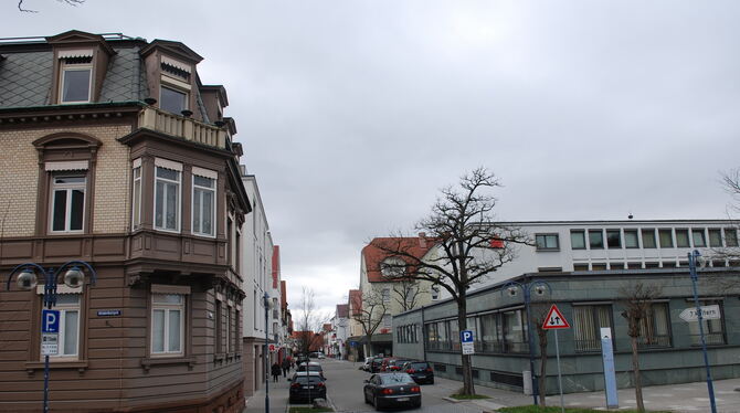 Blick in die Schönbeinstraße: Die denkmalgeschützte Villa Völter (links) und der geplante Neubau der Kreissparkasse anstelle de Blick in die Schönbeinstraße: Die denkmalgeschützte Villa Völter (links) und der geplante Neubau der Kreissparkasse anstelle de