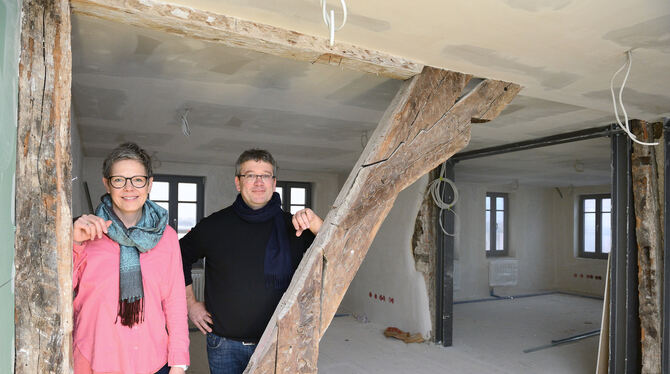 Die Architekten Frauke Maginski und Jochen Klarmann auf der Baustelle des einstmaligen Pfleghofs des Klosters Zwiefalten. Mithil Die Architekten Frauke Maginski und Jochen Klarmann auf der Baustelle des einstmaligen Pfleghofs des Klosters Zwiefalten. Mithil
