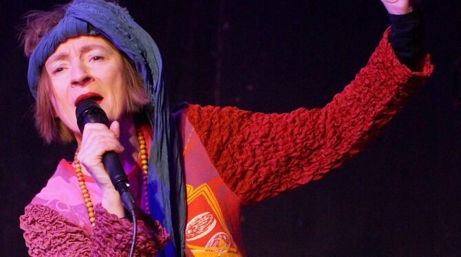 Petra Afonin singt aufrechte Revolutionslieder in Joan-Baez-Kluft. FOTO: GONSCHIOR Petra Afonin singt aufrechte Revolutionslieder in Joan-Baez-Kluft. FOTO: GONSCHIOR