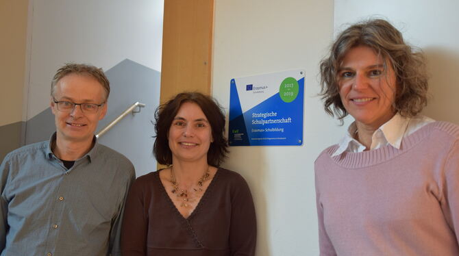 Schulleiter Karsten Rechentin und die Spanischlererinnen Margit Back und Stefanie Oesterle-Piehl präsentieren das Schild zur Sch