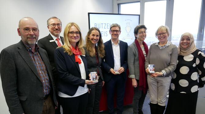 Zusammen mit den Butzeles-Preis-Gewinnern präsentierten sich am Donnerstag Vorstandsmitglieder des Familienforums: (von links) F Zusammen mit den Butzeles-Preis-Gewinnern präsentierten sich am Donnerstag Vorstandsmitglieder des Familienforums: (von links) F