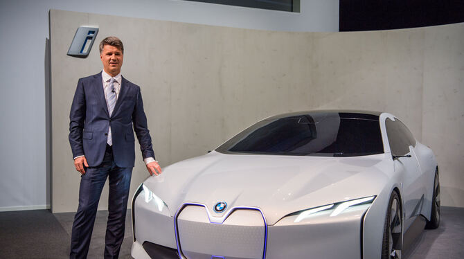 Harald Krüger, BMW-Vorstandschef, zeigt bei der Bilanzpressekonferenz das E-Auto »i4«. Wann es kommt, ist offen. FOTO: DPA Harald Krüger, BMW-Vorstandschef, zeigt bei der Bilanzpressekonferenz das E-Auto »i4«. Wann es kommt, ist offen. FOTO: DPA