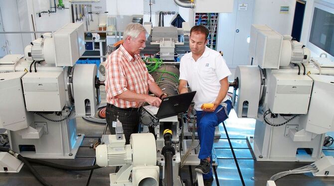 In den Prüfständen im Forschungs- und Entwicklungszentrum in Friedrichshafen testen die Ingenieure neue Komponenten für den Antr In den Prüfständen im Forschungs- und Entwicklungszentrum in Friedrichshafen testen die Ingenieure neue Komponenten für den Antr