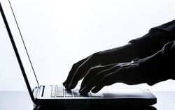 Ein Mann tippt auf einer Tastatur