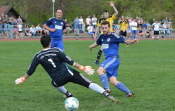 Das war der vierte Streich. Armin Dietmann vom FC Engstingen gibt Genkingens Keeper Tobias Heinzelmann das Nachsehen.  FOTO: PIE
