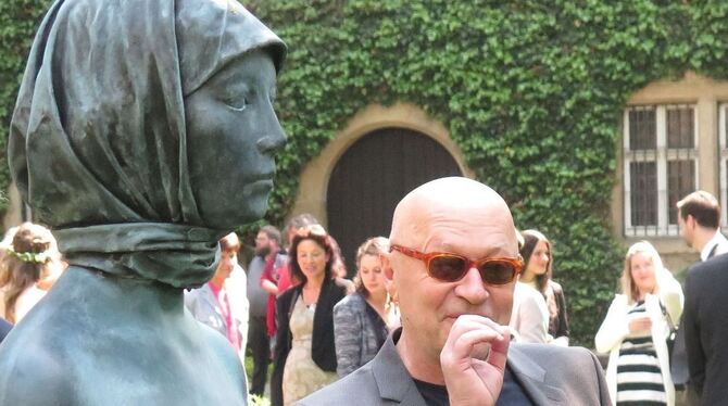 Links: Olaf Metzel und die von ihm geschaffene Bronzefigur »Turkish Delight« im Heimatmuseumsgarten. Rechts: Metzels Installatio Links: Olaf Metzel und die von ihm geschaffene Bronzefigur »Turkish Delight« im Heimatmuseumsgarten. Rechts: Metzels Installatio