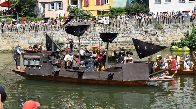 Ein imposant zum Piratenschiff aufgerüsteter Kahn (rechts) zieht beim Kostümwettbewerb des Stocherkahnrennens in Tübingen die Bl Ein imposant zum Piratenschiff aufgerüsteter Kahn (rechts) zieht beim Kostümwettbewerb des Stocherkahnrennens in Tübingen die Bl